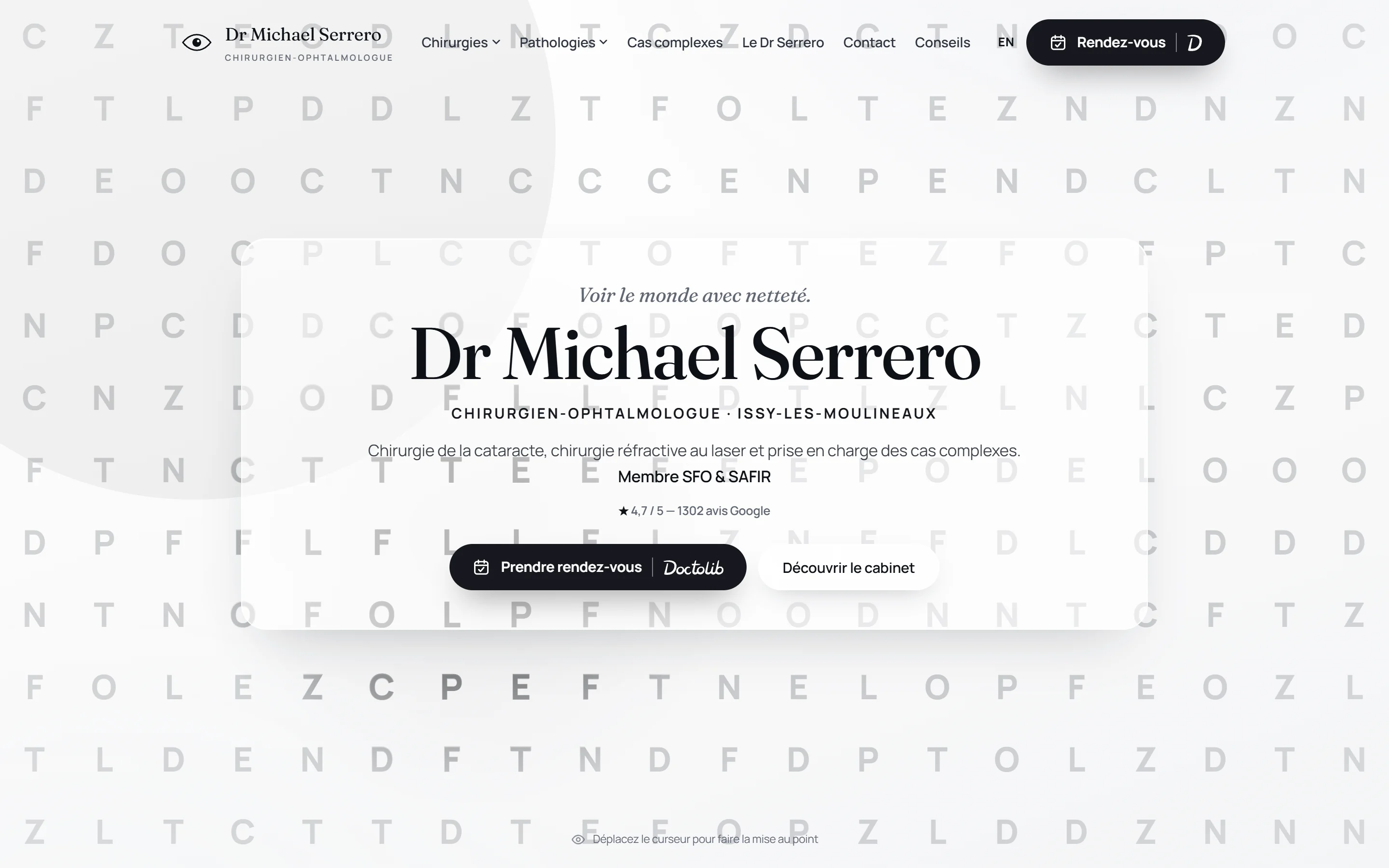 Accueil du site du Dr Michael Serrero : une loupe rend nettes les lettres d'un tableau de lecture